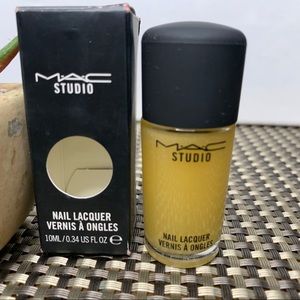 Mac Cosmetics Nail Top in Texturize